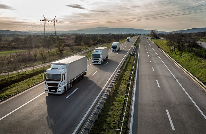 Lastkraftwagen-Kolonne auf der Autobahn